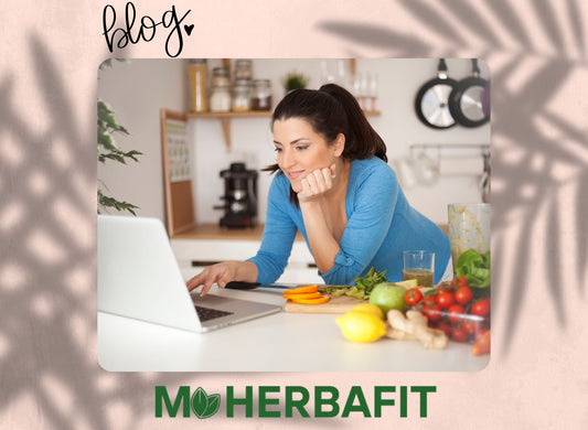 Blog MyHerbaFit Herbalife femme quarantenaire devant son ordinateur avec des fruits et des légumes